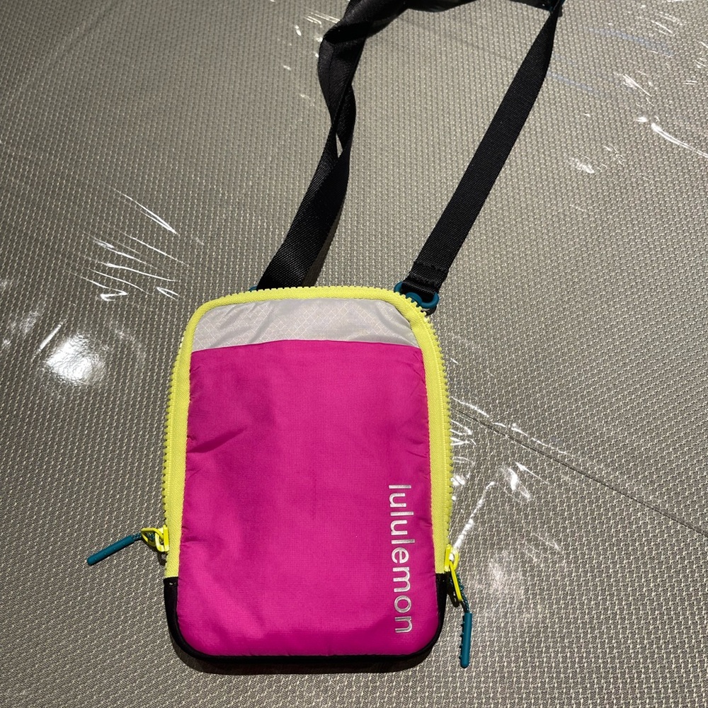 Lululemon shoulder/ waist bag. Great for concerts. Excellent condition